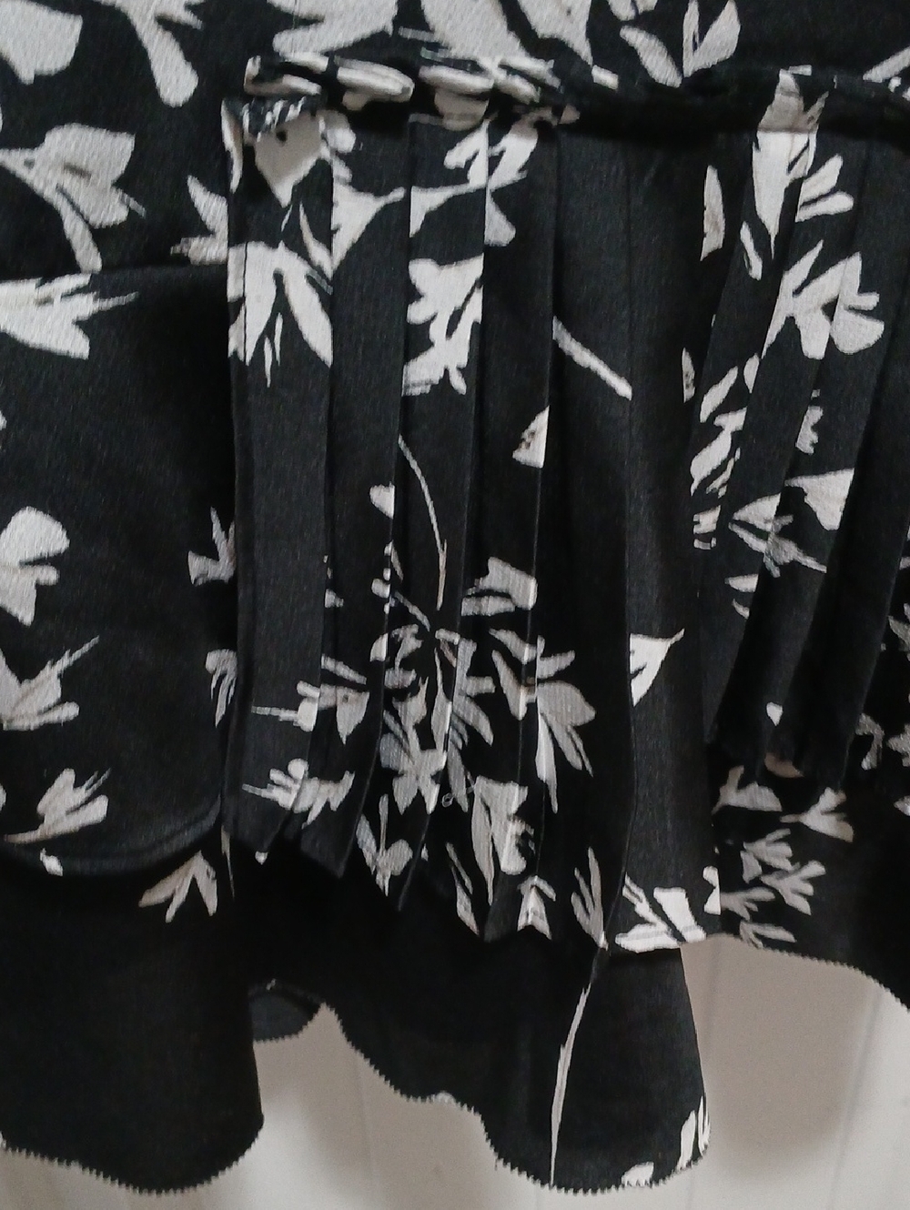 Babana Republic Black Dress with White Floral Print and Ruffle Hem Sz 6 tall - Picture 4 of 7